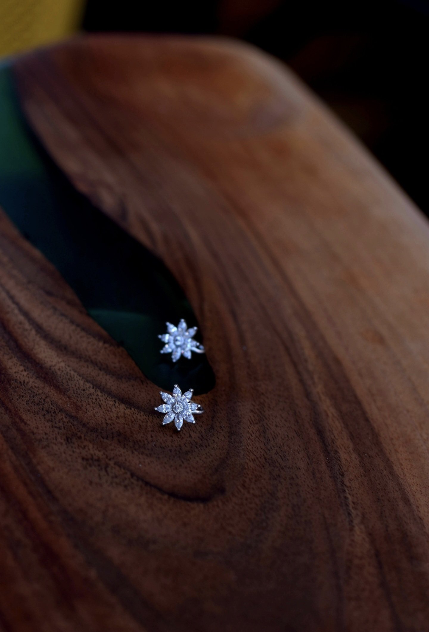 Earcuff со кристален цвет